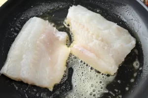 La cuisson des filets de poisson sur la peau