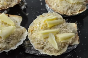 Les coquilles de poisson prêtes pour la cuisson