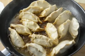 La cuisson des gyozas