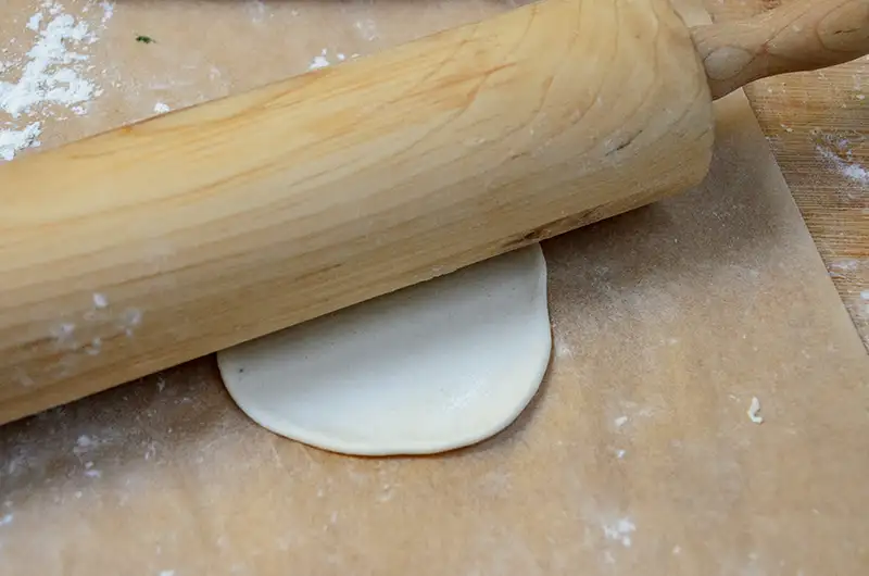 Étaler le gyoza au rouleau