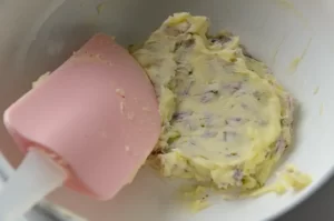 Le malaxage du beurre de ciboulette