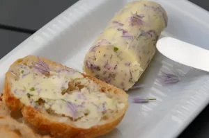 Le beurre de fleurs de ciboulette sur des toasts