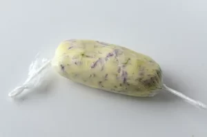 La mise en rouleau du beurre de fleurs de ciboulette